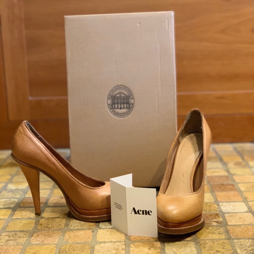 GORGEOUS Camel Acne Pumps